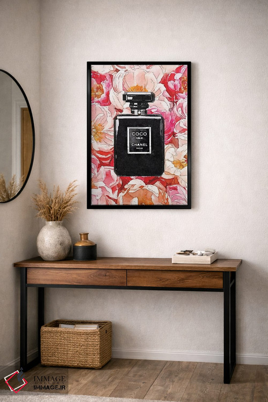 تابلو دکوراتیو بطری عطر مشکی روی بستری از گل صدتومانی اثر آماندا گرینوود - D4B
