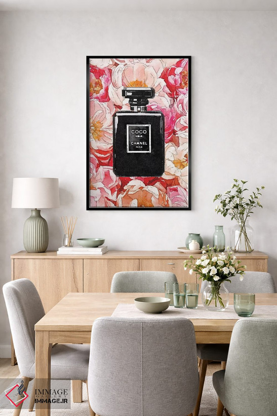 تابلو دکوراتیو بطری عطر مشکی روی بستری از گل صدتومانی اثر آماندا گرینوود - D6B