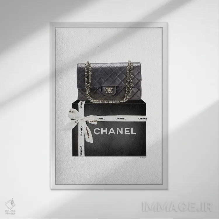 تابلو دکوراتیو کیف دوخته شده با زنجیر نقره ای روی جعبه اثر آماندا گرینوود - نمای قابدار سفید