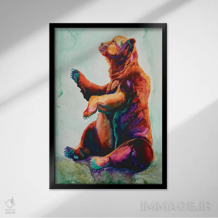 تابلو دکوراتیو خرس توت فرنگی اثر کالی گاریس - نمای قابدار مشکی