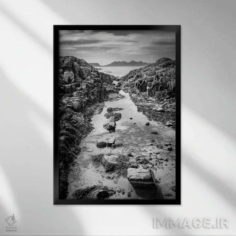 تابلو دکوراتیو جزیره رام اسکاتلند اثر استیفن هاجتس - نمای قابدار مشکی