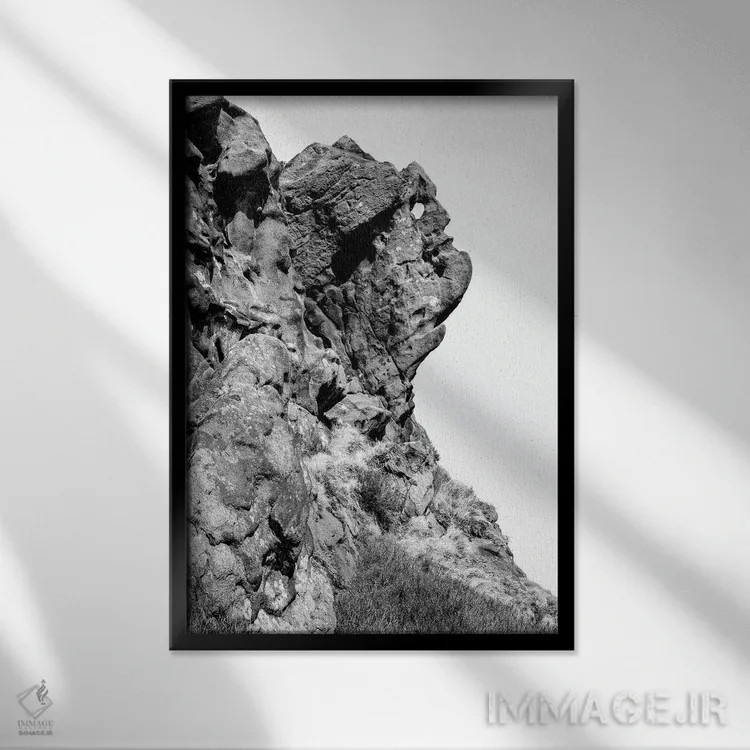 تابلو دکوراتیو شخص چشمک زن در صخره های رامشاو اثر استیفن هاجتس - نمای قابدار مشکی