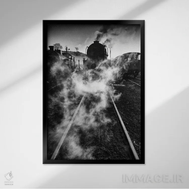 تابلو دکوراتیو روی ریل ها اثر استیفن هاجتس - نمای قابدار مشکی