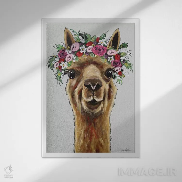 تابلو دکوراتیو فیونا آلپاکا با تاج گل روی خاکستری اثر هیپی هاوند استودیوز - نمای قابدار سفید