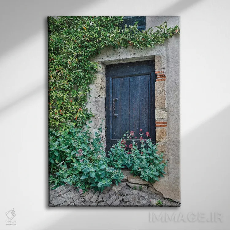 تابلو دکوراتیو Cordes-sur-Ciel. Blue doorway,فرانسه، کورد سور سیل، در آبی اثر هولیس لونی - نمای روبهرو روی دیوار