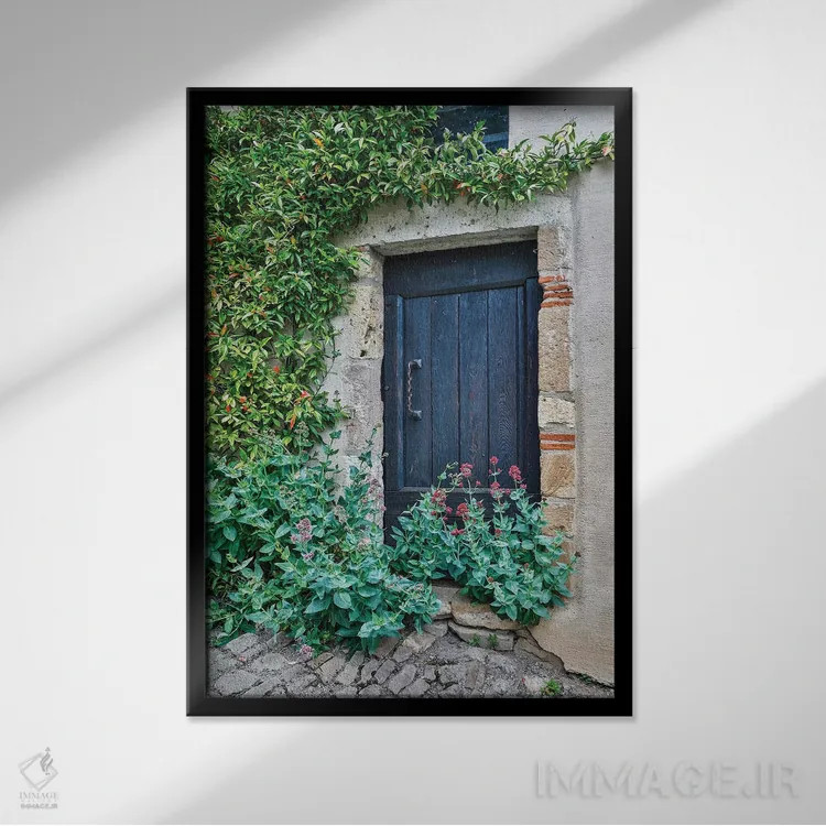 تابلو دکوراتیو Cordes-sur-Ciel. Blue doorway,فرانسه، کورد سور سیل، در آبی اثر هولیس لونی - نمای قابدار مشکی