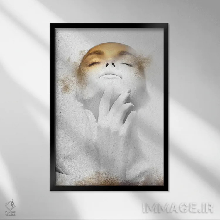 تابلو دکوراتیو زن سفید و طلایی اثر هلو مورائس - نمای قابدار مشکی