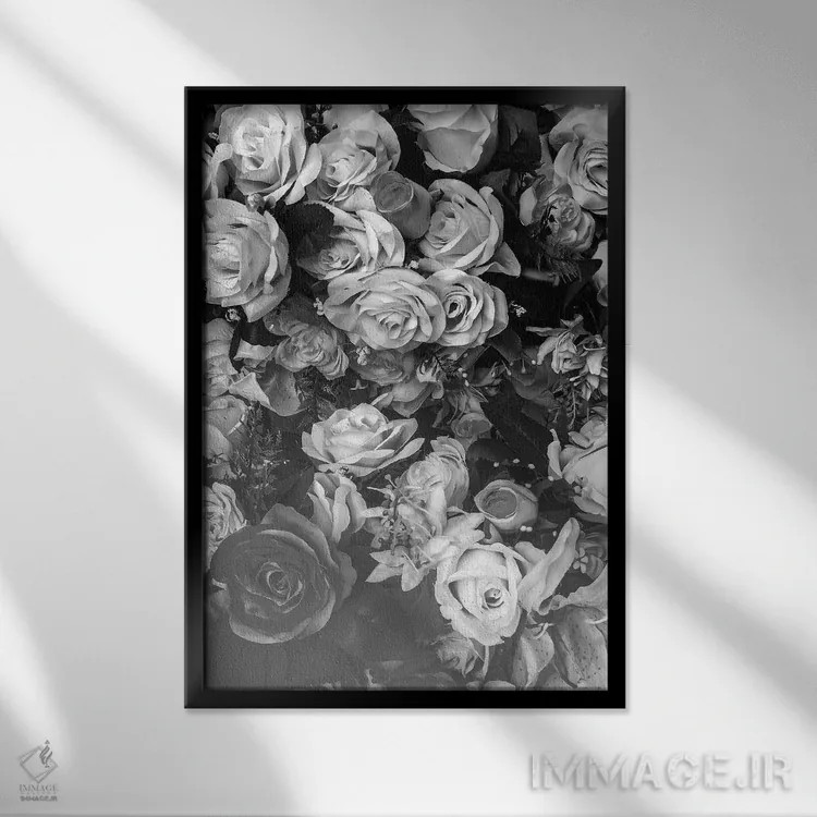 تابلو دکوراتیو گل ها در نیمه شب اثر هانی مون هتل - نمای قابدار مشکی