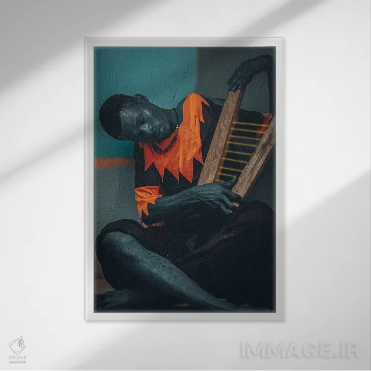 تابلو دکوراتیو مرد خسته با چنگ اثر هری ادونزه - نمای قابدار سفید