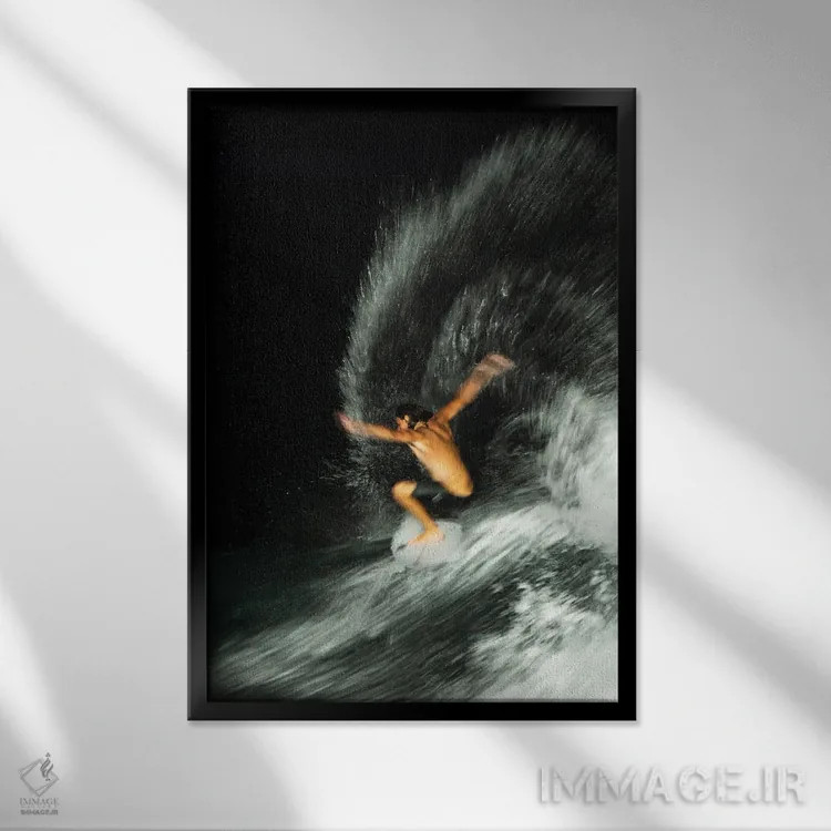 تابلو مینیمال موج سواری شبانه اثر هانا پریویت - نمای قابدار مشکی