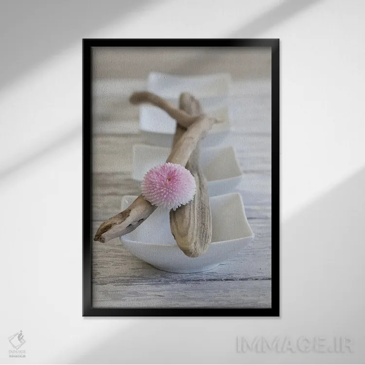 تابلو دکوراتیو گل روی چوب شناور به سبک ذن اثر آندریا هازه - نمای قابدار مشکی