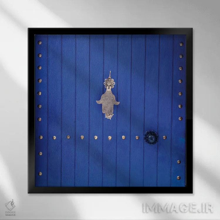 تابلو دکوراتیو دروازه دست آبی اثر مارک مکلارن جانسون - نمای قابدار مشکی