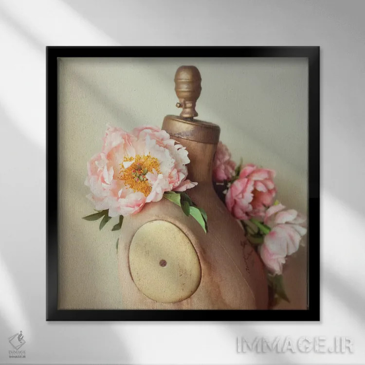 تابلو دکوراتیو "فرم لباس و گل صدتومانی ۲" اثر مندی لین - نمای قابدار مشکی