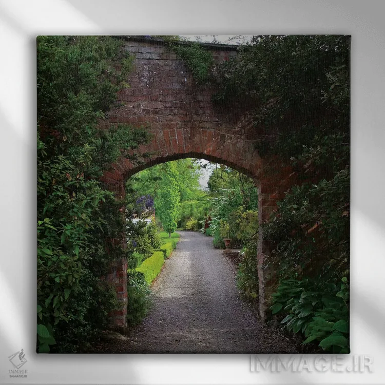 تابلو دکوراتیو The Dromoland Castle Very Green Walled Garden Path Through… اثر مریلین پارور - نمای روبهرو روی دیوار