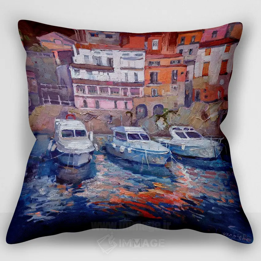 کاور کوسن طرح‌دار «بندرگاهی در ایتالیا»، با رنگ‌های غالب صورتی و آبی، اثر آناستاسیا گریگوریوا