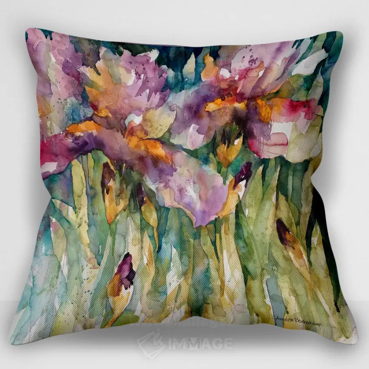 کاور کوسن طرحدار «زنبق سیبری»، با رنگهای غالب صورتی و کرم، اثر آنلاین بوکنکمپ