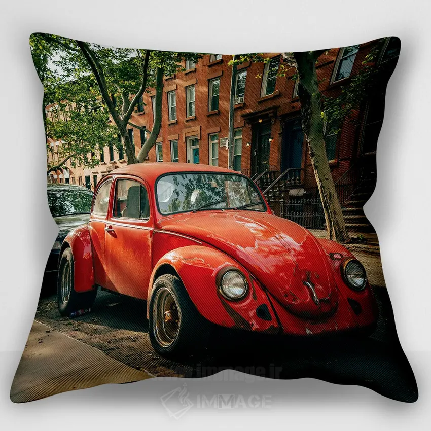 کاور کوسن طرح‌دار «Carroll Gardens,سوسک قرمز، کارول گاردنز»، با طرح بر اساس برند، با رنگ‌های غالب قرمز و صورتی، اثر جان بیلوس