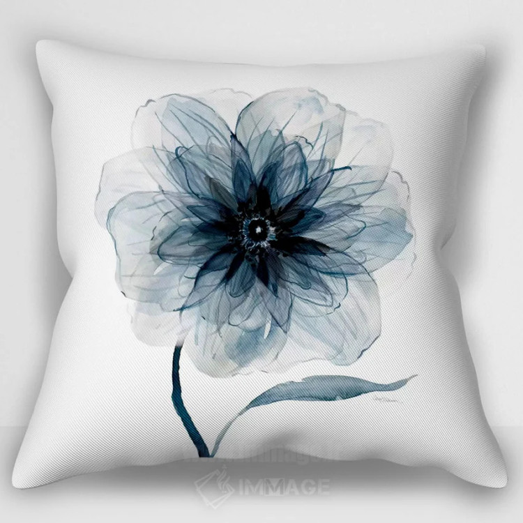 کاور کوسن طرحدار «شکوفهٔ نیلی سه»، با طرح گیاهی و گلی، با رنگهای غالب سفید و آبی، اثر کارول رابینسون