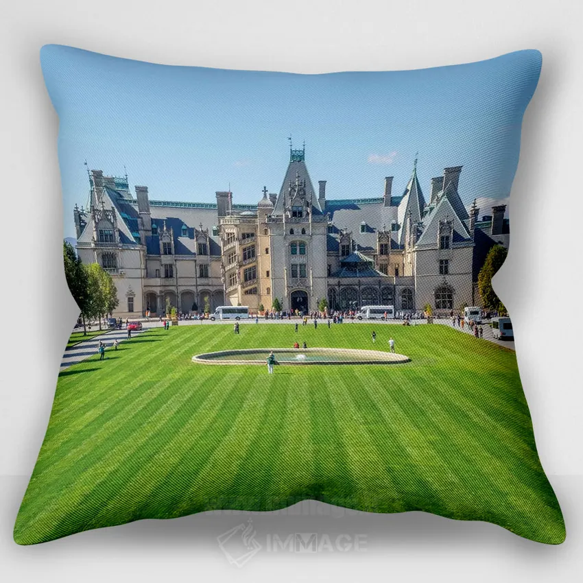 کاور کوسن «Biltmore House, Biltmore Estate, Buncombe County, North Carolina, USA,ورودی اصلی، خانه بیلتمور، املاک بیلتمور، شهرستان بانکومب، کارولینای شمالی، آمریکا»، با سبک عکاسی، با رنگ‌های غالب سبز و آبی، اثر جیمی و جودی وایلد (زوج عکاس/هنرمند)
