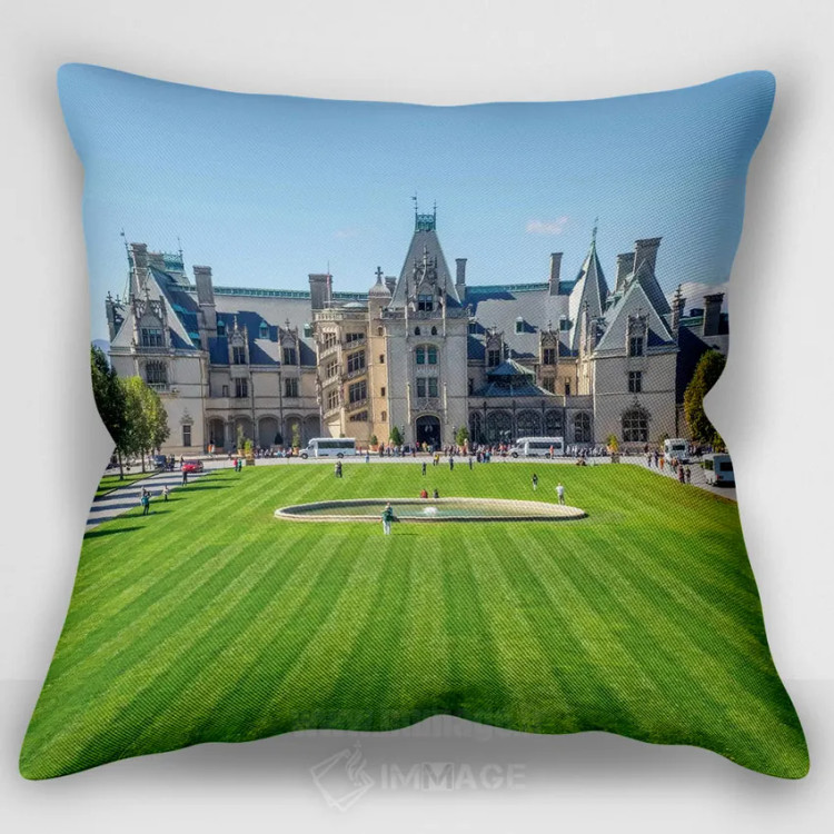 کاور کوسن «Biltmore House, Biltmore Estate, Buncombe County, North Carolina, USA,ورودی اصلی، خانه بیلتمور، املاک بیلتمور، شهرستان بانکومب، کارولینای شمالی، آمریکا»، با سبک عکاسی، با رنگهای غالب سبز و آبی، اثر جیمی و جودی وایلد (زوج عکاس/هنرمند)