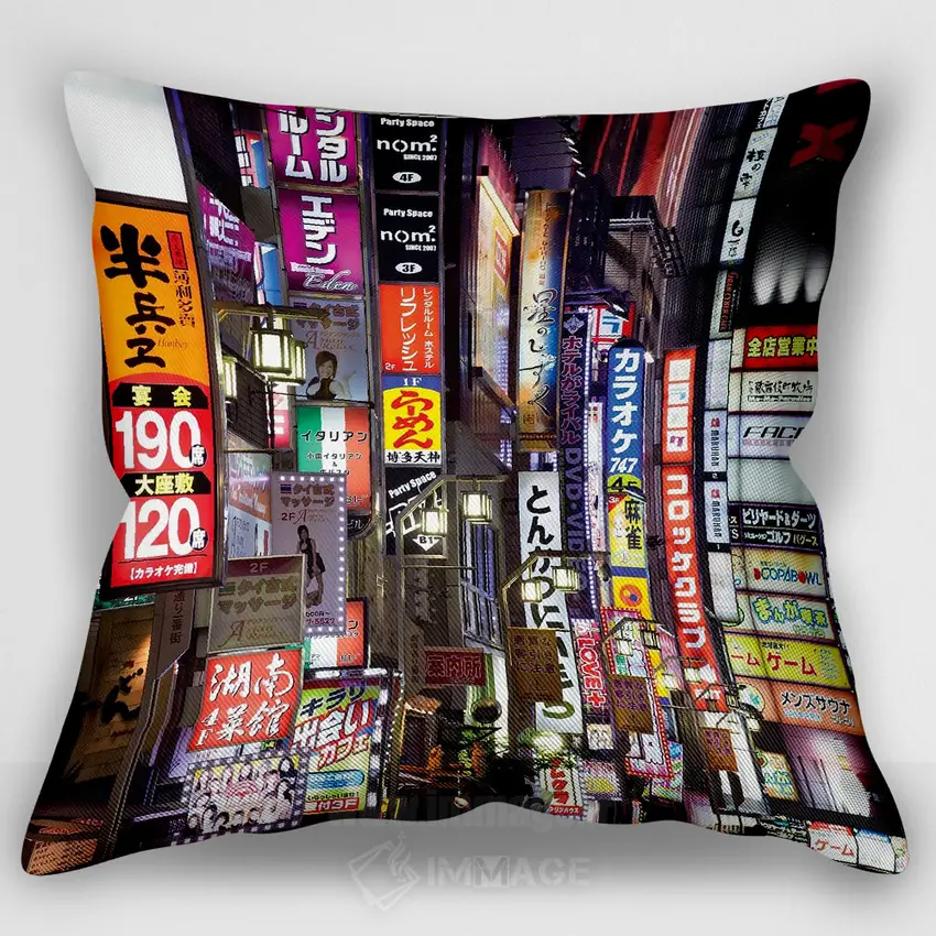 کاور کوسن «Shinjuku, Tokyo,تابلوهای تبلیغاتی در منطقه سرخ کابوکی‌چو، شینجوکو، توکیو»، با سبک عکاسی، با رنگ‌های غالب صورتی و قرمز، اثر یان بکه