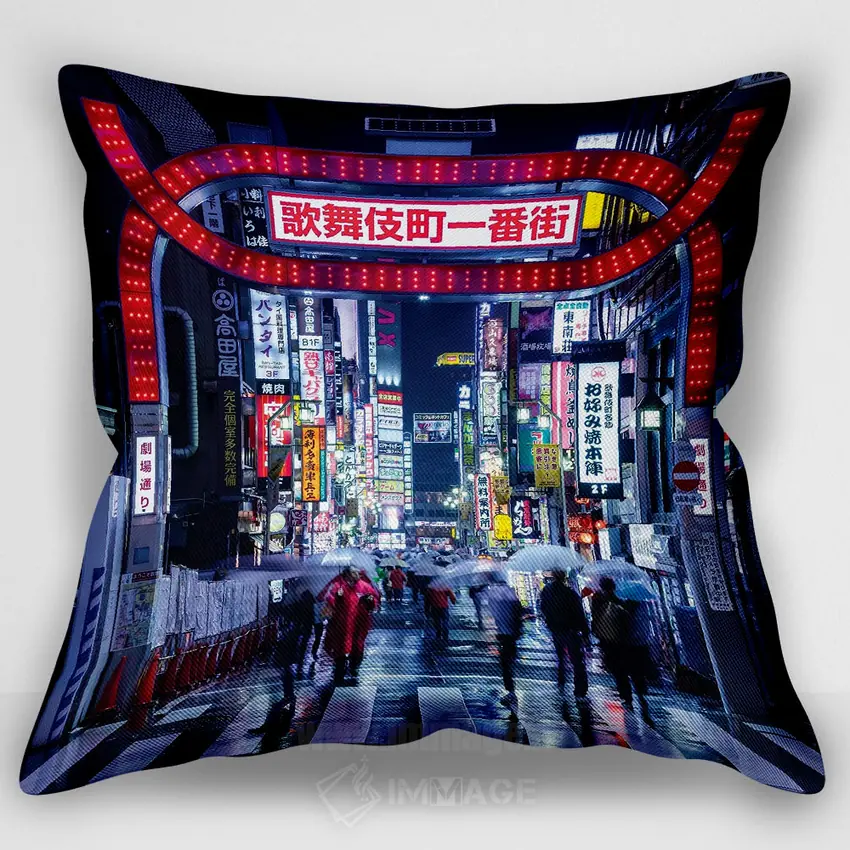 کاور کوسن طرح‌دار «Japan,زندگی شبانه در منطقه کابوکی‌چو، توکیو، ژاپن»، با رنگ‌های غالب آبی و قرمز، اثر یان بکه