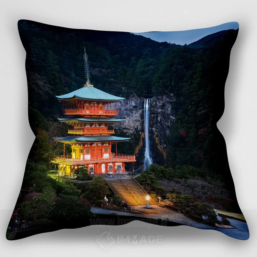 کاور کوسن «Kumano Nachi-Taisha, Japan,پاگودای سه‌طبقه با آبشار ناچی در پس‌زمینه، کومانو ناچی‌تایشا، ژاپن»، با سبک عکاسی، با رنگ‌های غالب آبی و قرمز، اثر یان بکه