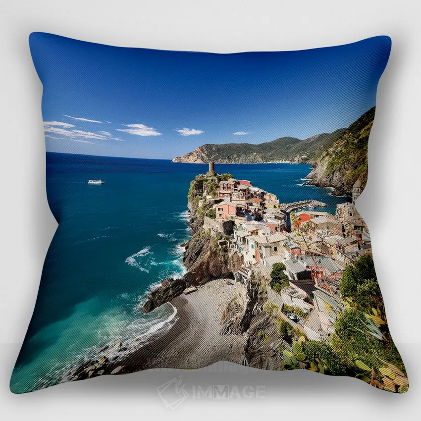 کاور کوسن «Liguria, Italy,کرنیلیا قدیمی‌ترین روستا در چینکو تره، لیگوریا، ایتالیا است»، با سبک عکاسی، با رنگ‌های غالب آبی و کرم، اثر یان بکه