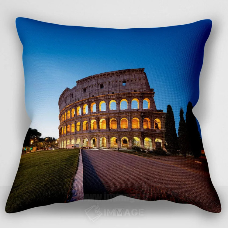 کاور کوسن «Rome, Italy,کلوسئوم روشن شده در شب، رم، ایتالیا»، با سبک عکاسی، با رنگهای غالب آبی و صورتی، اثر یان بکه