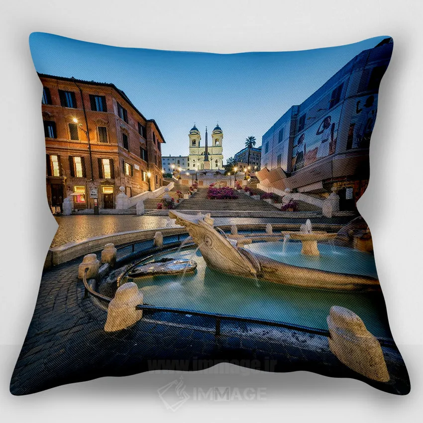 کاور کوسن طرح‌دار «Piazza Di Spagna, Rome, Italy,پلکان اسپانیایی و فواره بارکاتشا در میدان اسپانیا، رم، ایتالیا»، با رنگ‌های غالب آبی و نارنجی، اثر یان بکه