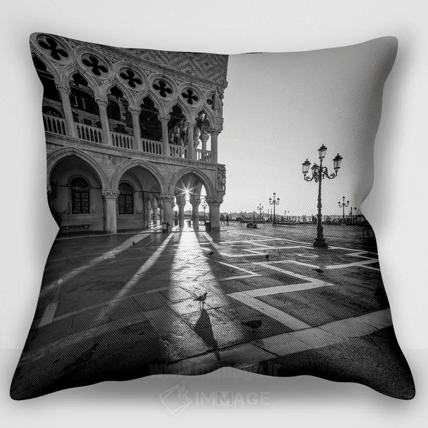 کاور کوسن «Piazza San Marco (St Mark's Square), Venice, Italy,کاخ دوک‌ها هنگام طلوع آفتاب به صورت سیاه و سفید، میدان سن مارکو، ونیز، ایتالیا»، با سبک عکاسی، اثر یان بکه