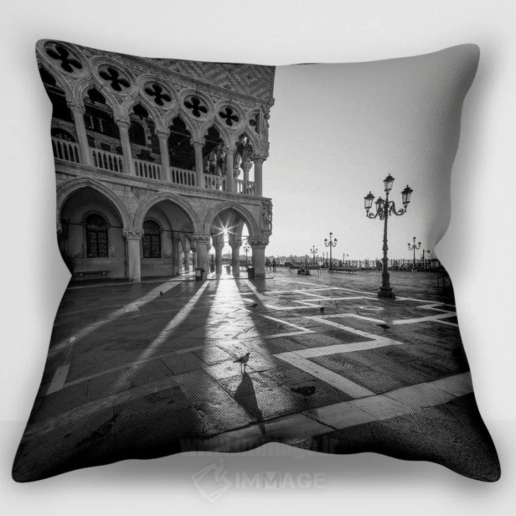 کاور کوسن «Piazza San Marco (St Mark's Square), Venice, Italy,کاخ دوکها هنگام طلوع آفتاب به صورت سیاه و سفید، میدان سن مارکو، ونیز، ایتالیا»، با سبک عکاسی، اثر یان بکه