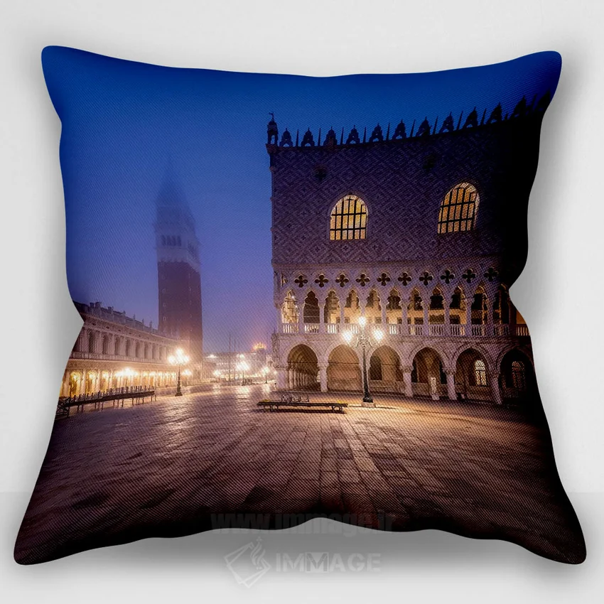 کاور کوسن طرح‌دار «Venice, Italy,برج ناقوس سن مارکو و کاخ دوجه در مه، ونیز، ایتالیا»، با رنگ‌های غالب صورتی و آبی، اثر یان بکه