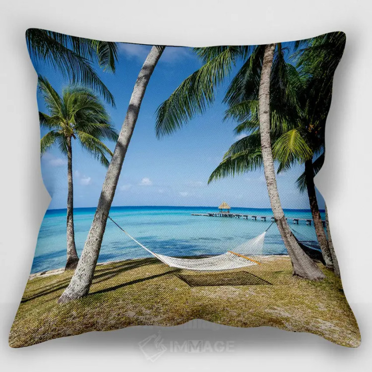 کاور کوسن طرحدار «French Polynesia,تعطیلات تابستانی آرامشبخش در تخت آویز در ساحل، پلینزی فرانسه»، با طرح سواحل، با رنگهای غالب آبی و زرد، اثر یان بکه