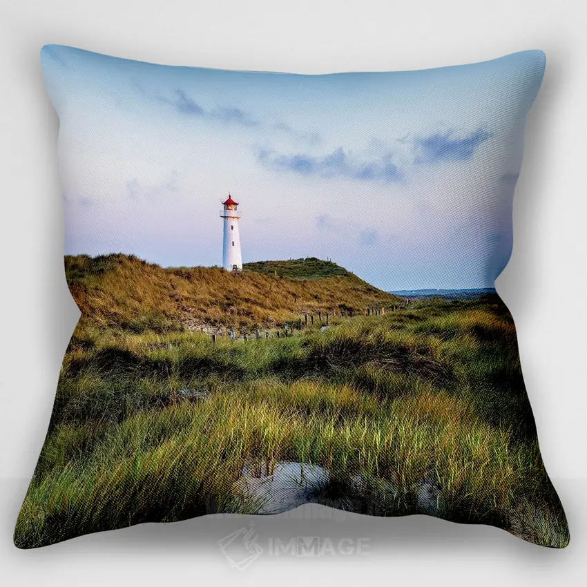 کاور کوسن طرح‌دار «North Sea Coast, Schleswig-Holstein, Sylt, Germany,فانوس دریایی در ساحل شنی، سواحل دریای شمال، اشلسویگ-هولشتاین، زولت، آلمان»، با رنگ‌های غالب سبز و زرد، اثر یان بکه