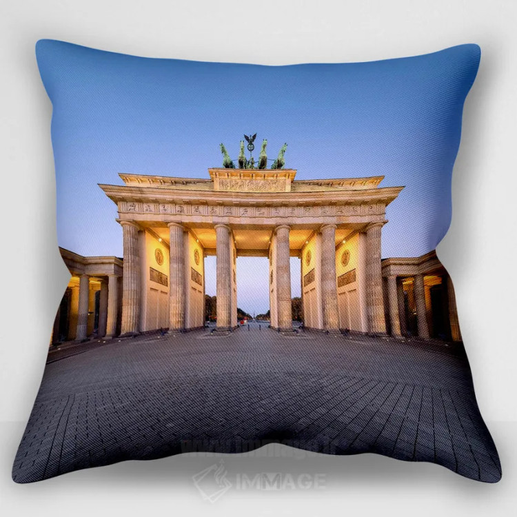 کاور کوسن «Berlin, Germany,دروازه براندنبورگ (براندنبورگر تور)، برلین، آلمان»، با سبک عکاسی، با رنگهای غالب آبی و صورتی، اثر یان بکه