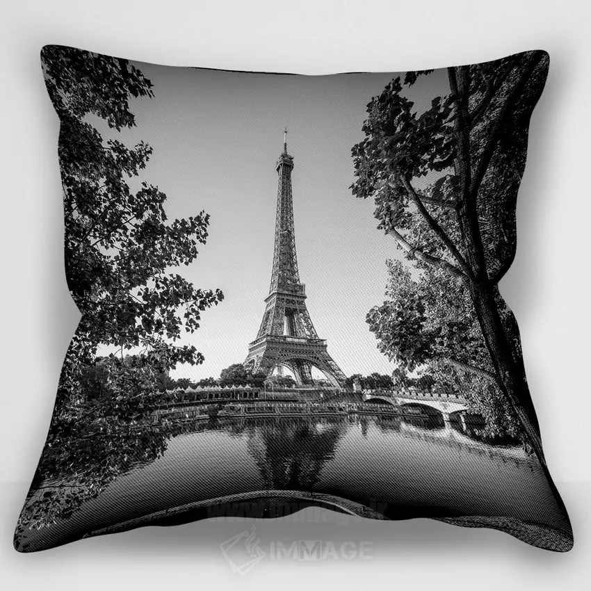 کاور کوسن «Paris, France, Black And White,برج ایفل کنار ساحل رود سن، پاریس، فرانسه، سیاه و سفید»، با سبک عکاسی، با رنگ‌های غالب خاکستری و مشکی، اثر یان بکه