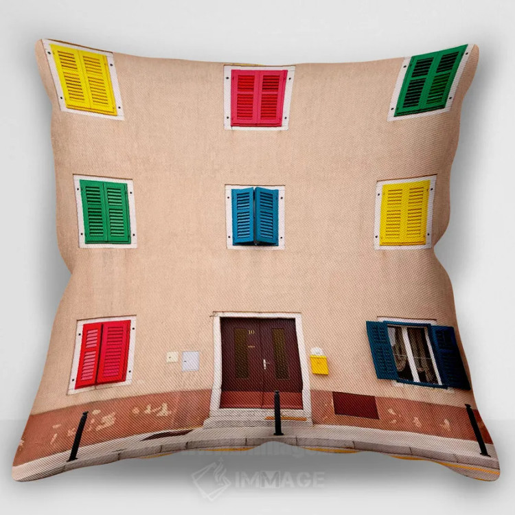 کاور کوسن «Vrsar. Building with colorful shutters.,کرواسی، ورسار. ساختمان با کرکرههای رنگی»، با سبک عکاسی، اثر جینز گالری (گالری هنری/عکس)