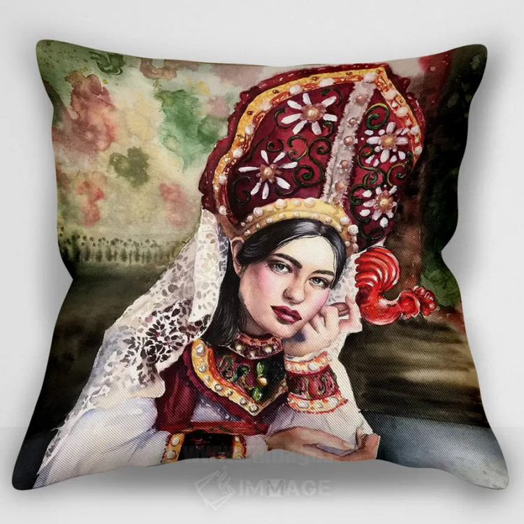 کاور کوسن «کوکوشنیک (کلاه سنتی روسی)»، با طرح پرترههای زنانه، با سبک آبرنگ، با رنگهای غالب قرمز و صورتی، اثر کایرا بالان
